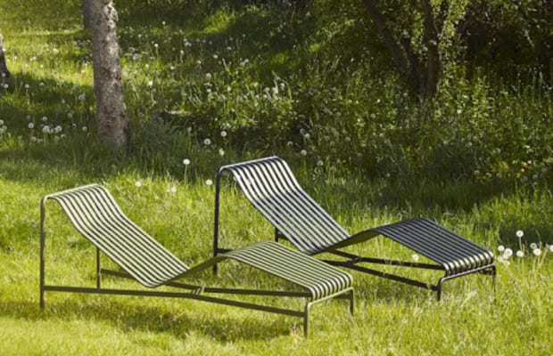 Chaises longues dans jardin.jpg